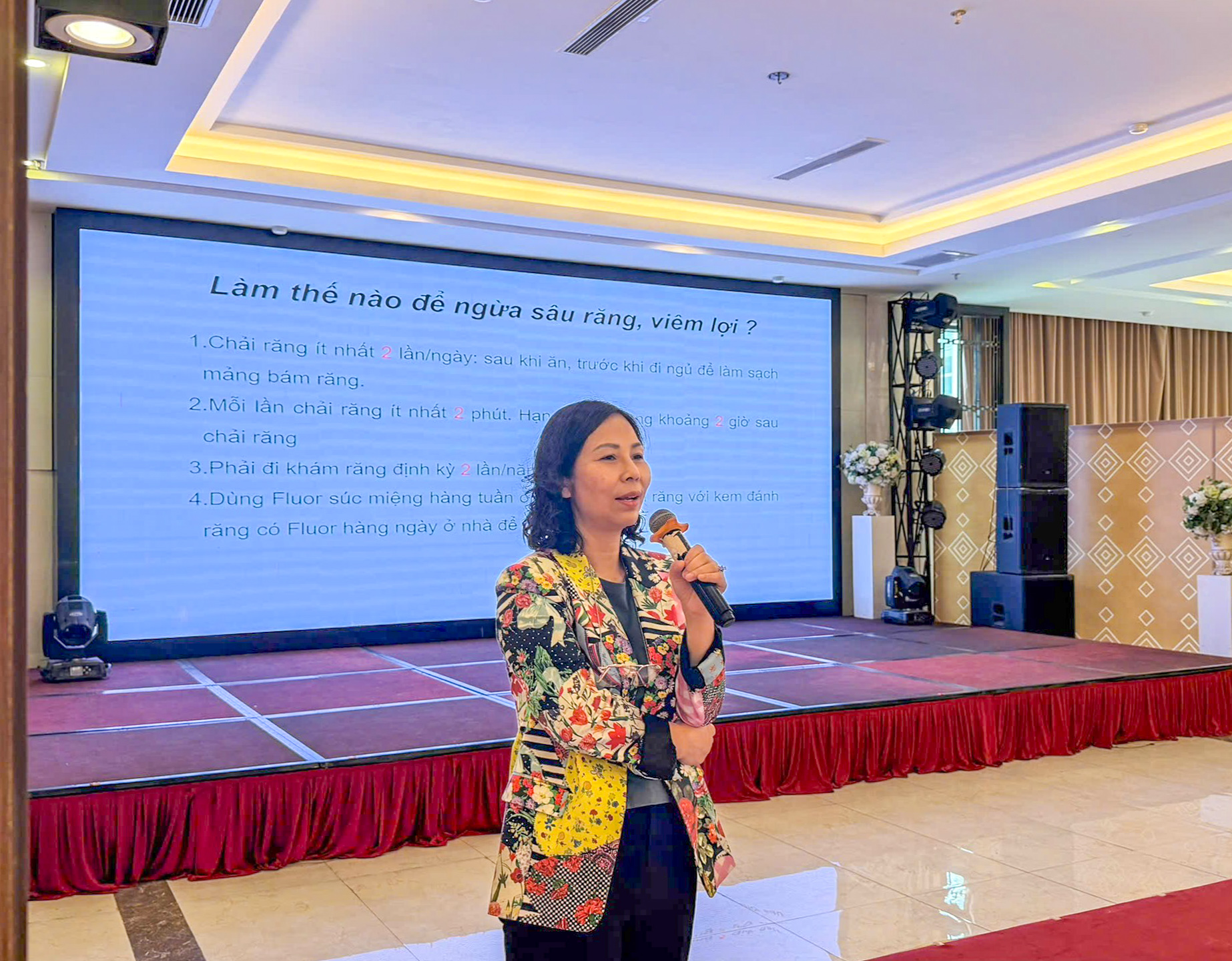 Các giảng viên của Bệnh viện đang trình bày về các kiến thức chăm sóc sức khỏe răng miệng